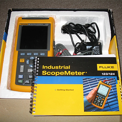 Осциллограф Fluke 124 (снят с производства)
